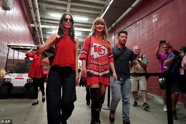 Taylor Swift's Mom Andrea Swift Wears Sweet Tribute to Travis Kelce at Chiefs Game