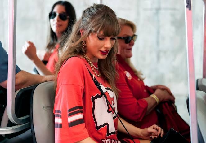 Taylor Swift's Mom Andrea Swift Wears Sweet Tribute to Travis Kelce at Chiefs Game