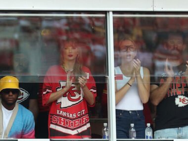 Taylor Swift Celebrates as Travis Kelce, Patrick Mahomes, Chiefs Beat Bengals