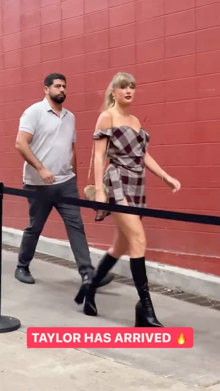 Travis Kelce's Tardy Airport Arrival Leaves Taylor Swift and Her Father Stuck on the Tarmac