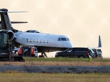 Travis Kelce keeps Taylor Swift waiting for an hour before boarding their private jet