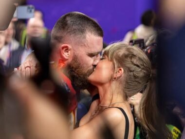 Taylor Swift and Travis Kelce kiss in front of her parents in intimate celebration after Chiefs win