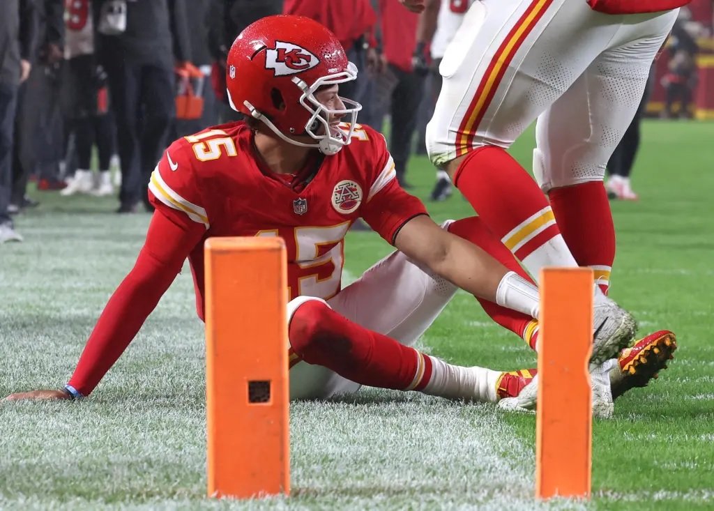 Chiefs’ Mahomes practicing as usual 2 days after tweaking his ankle in Monday night win over Bucs