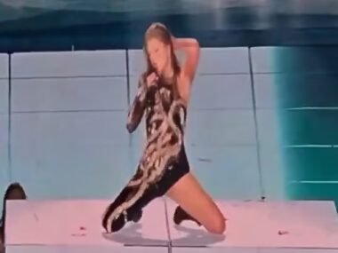 Taylor Swift's sexy new dance moves prompts mixed reaction from fans amid Travis Kelce romance