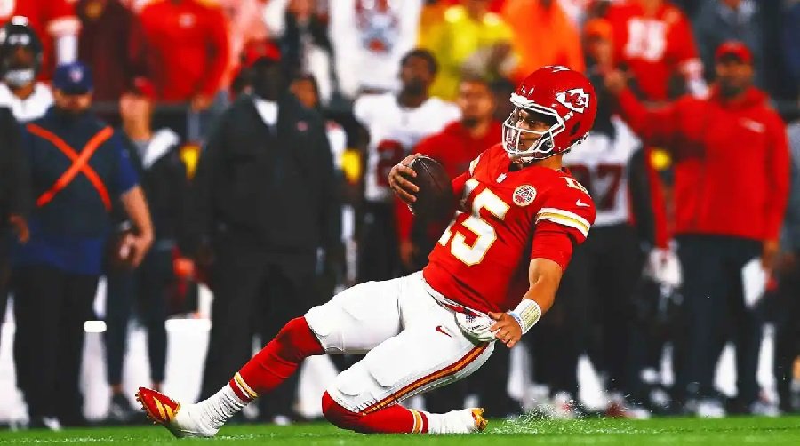 Chiefs’ Mahomes practicing as usual 2 days after tweaking his ankle in Monday night win over Bucs