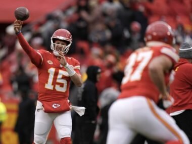 Travis Kelce gets frustrated with Patrick Mahomes after missed catch in Chiefs vs Panthers