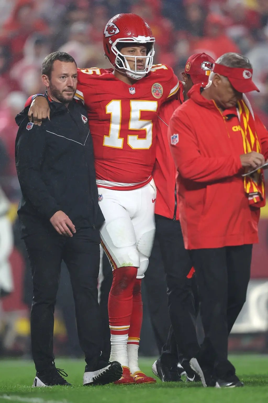 Chiefs’ Mahomes practicing as usual 2 days after tweaking his ankle in Monday night win over Bucs