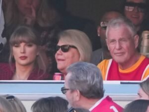 Taylor Swift’s Mom Shares Endearing Moment with Travis Kelce’s Mother During Chiefs-Texans