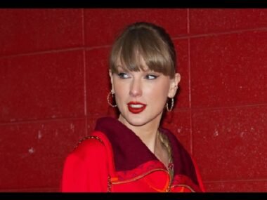 Taylor Swift Earns Praise for What She Did After Chiefs-Texans Game