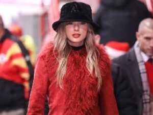 Taylor Swift makes 'thoughtful' $250K donation to families in need before attending Chiefs vs. Texans game