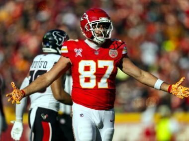 Swifties Praise Travis Kelce For What He Did After Chris Jones’ Injury