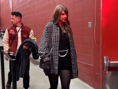 Fans Think Taylor Swift Played a Role in Travis Kelce’s Outfit Before Chiefs-Texans