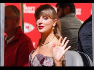 Former Super-Bowl Winning QB's Photo with Taylor Swift is Turning Heads